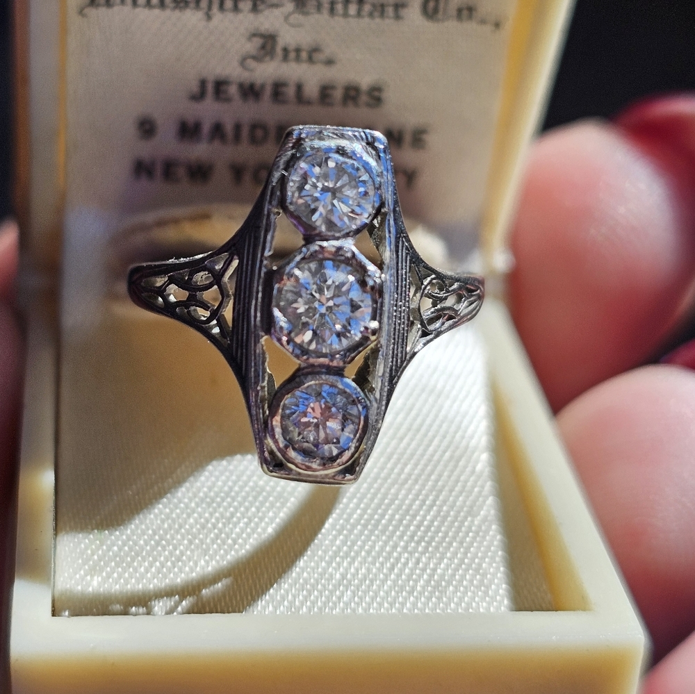 18k antique diamond ring size 7 3/4. Stamped 18k. Amazing and hard to find. Midd